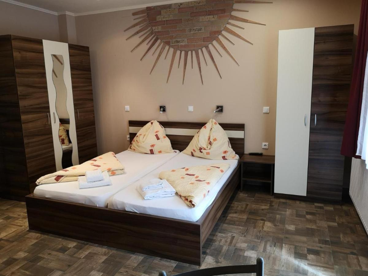 Borostyan Panzio Balatonfuered Bed & Breakfast Luaran gambar