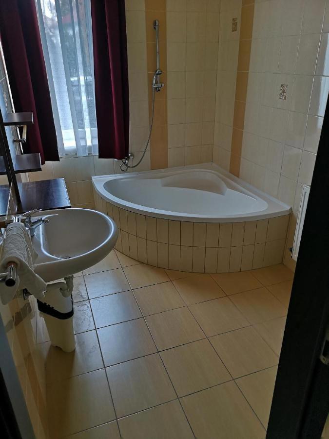 Borostyan Panzio Balatonfuered Bed & Breakfast Luaran gambar