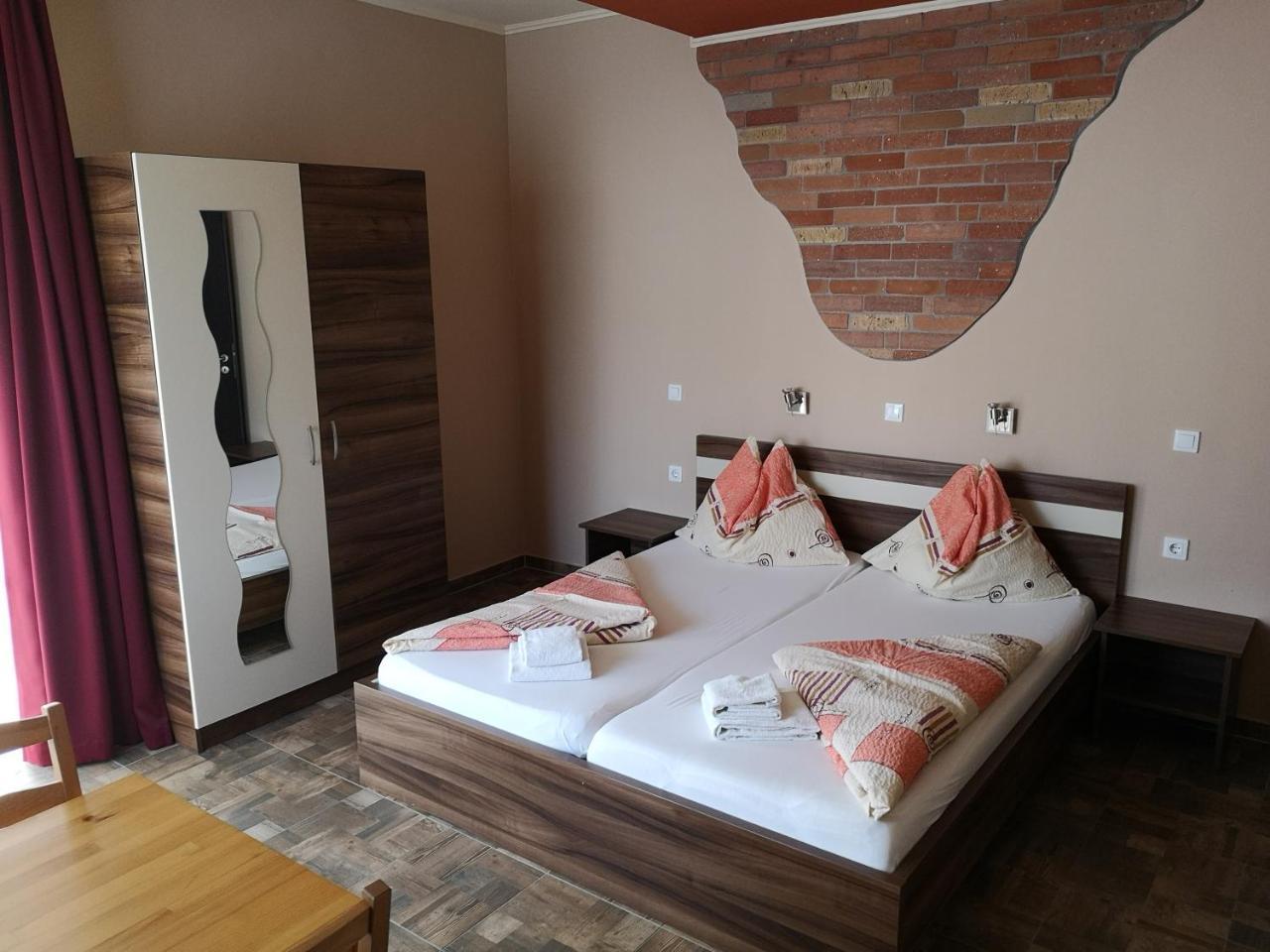 Borostyan Panzio Balatonfuered Bed & Breakfast Luaran gambar