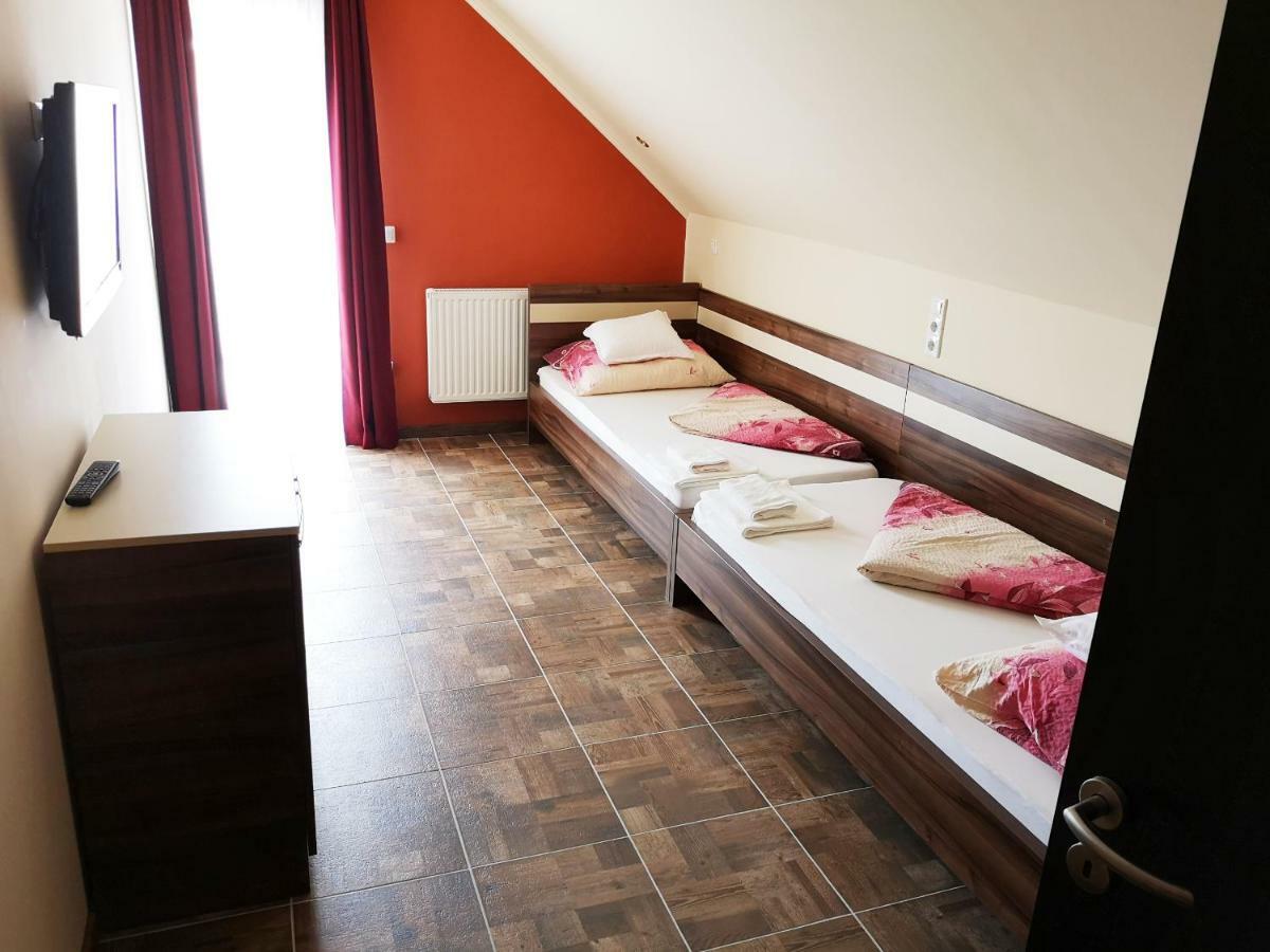 Borostyan Panzio Balatonfuered Bed & Breakfast Luaran gambar