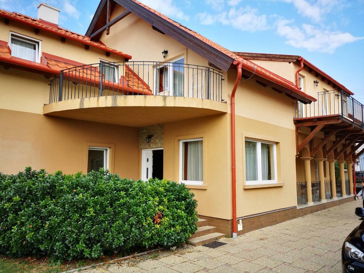 Borostyan Panzio Balatonfuered Bed & Breakfast Luaran gambar